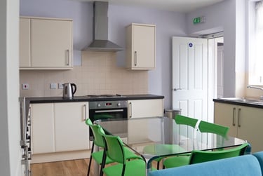 7 bed house, Hughenden Road, Near university, High wycombe, HP135PE - Image 2