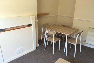 2 bed flat, High Street, Near university, Portsmouth, PO12HS - Image 3