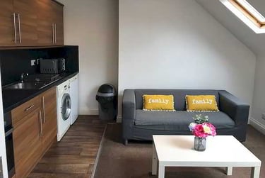 2 bed flat, Old Tiverton Road, St Sidwells, Exeter, EX46NG - Image 3
