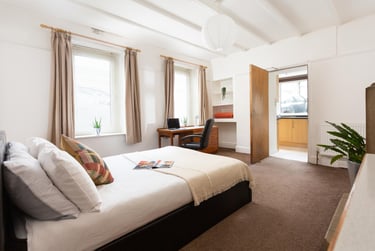 1 bed studio, Houndiscombe Road, Mutley, Plymouth, PL46HQ - Image 1