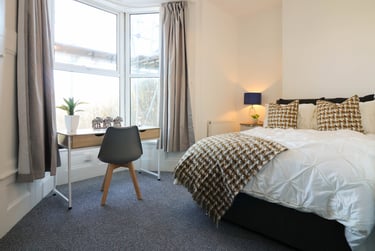 3 bed flat, Cheltenham Place, Mutley, Plymouth, PL47DZ - Image 1