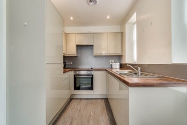 1 bed flat, The Crescent, City Centre, Plymouth, PL13AB - Image 1