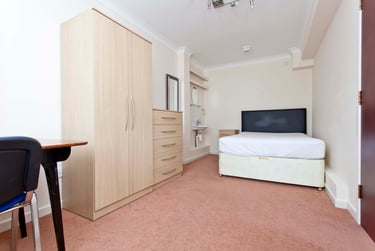 6 bed house, McWilliam Close, Talbot village, Bournemouth, BH125HP - Image 4