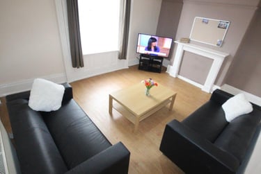 6 bed house, Clarke street, Near university, Sheffield, S102BS - Image 1