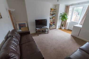 6 bed house, Queens road, Hyde park, Leeds, LS61HU - Image 1