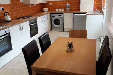 6 bed house, Crescent road, Near university, Middlesbrough, TS14QJ - Image 1