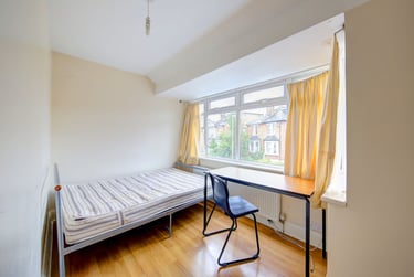 4 bed house, The bittoms, Near university, Kingston, KT12AR - Image 4