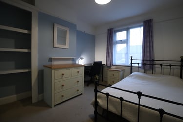 4 bed house, Burgess rd, Swaythling, Southampton, SO163BL - Image 1