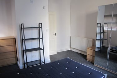 2 bed flat, Parkers Road, Broomhill, Sheffield, S101BN - Image 1