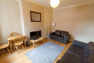 5 bed house, Hessle place, Hyde park, Leeds, LS61EG - Image 2