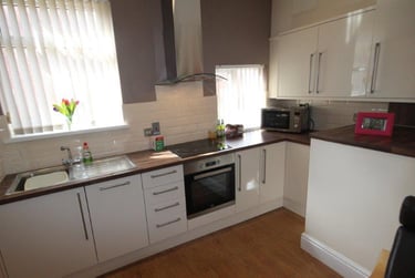 3 bed flat, Junction road, Hunters bar, Sheffield, S118XA - Image 2