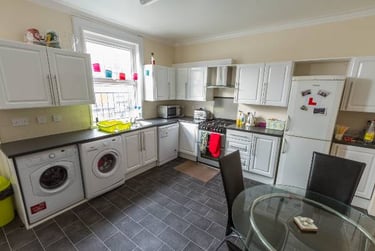 4 bed house, Hessle Place, Hyde park, Leeds, LS61EU - Image 1