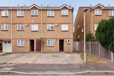 6 bed house, McWilliam Close, Talbot village, Bournemouth, BH125HP - Image 1