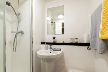 8-Bed Medium Ensuite (Superior View) at Carrick View, 110 Kimberley Park Road, City Centre, Falmouth, TR112FF - Image 2