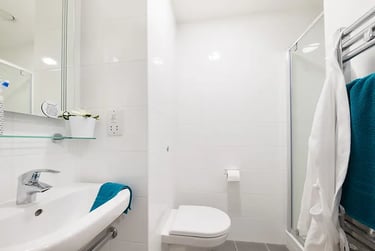 5-Bed Ensuite at Felda House, 575 North End Road, Wembley, London, HA90UU - Image 6