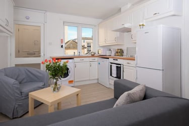 Premium 2 Bed Maisonette With Study - Image 2