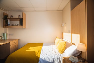 En Suite With Standard Kitchen - Image 1