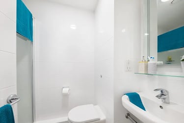 5-Bed Ensuite at Felda House, 575 North End Road, Wembley, London, HA90UU - Image 5