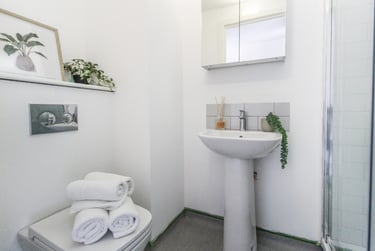 En Suite at The Nest, 3-7 Marble Street, Clarendon Park, Leicester, LE15XD - Image 8