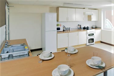 En Suite With Standard Kitchen - Image 2