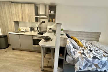 Studio (Top Floor) - Image 1