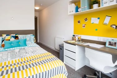 5-Bed Ensuite at Felda House, 575 North End Road, Wembley, London, HA90UU - Image 1