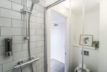 En Suite at The Nest, 3-7 Marble Street, Clarendon Park, Leicester, LE15XD - Image 7
