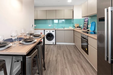 Premium En Suite Plus at Stanhope House, 91-95 Commercial Road, City Centre, Portsmouth, PO11BQ - Image 3