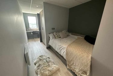Superior En-suite Plus at Crown Place, Trinity Quay, 2 Kings Road, Swansea, SA18FE - Image 1