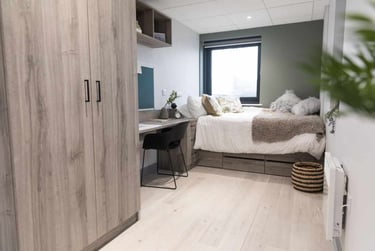 Deluxe En-suite (water Facing) at Crown Place, Trinity Quay, 2 Kings Road, Swansea, SA18FE - Image 1