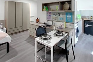 Superior Plus Studio at Sycamore House, Woodhouse Square, Kirkstall, Leeds, LS31BP - Image 3