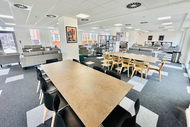 Studio (Top Floor) - Image 11