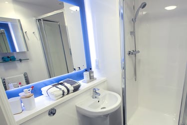 Silver En Suite at The Shield, Clarence Street, Shieldfield, Newcastle, NE21YN - Image 7