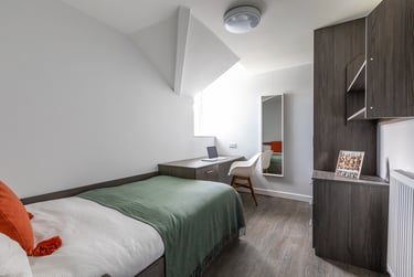 Hyde Park Student Halls, 82 Hyde Park Road, Leeds, LS6 1AJ - Image 1