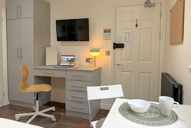 Room 4 at Melbury Rooms & Studios, 4 Queens Crescent, City Centre, Exeter, EX46AY - Image 3