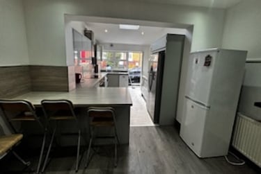 7 bed house, Cardigan Road, Burley, Leeds, LS61LU - Image 2