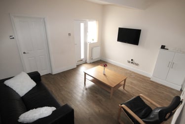 3 bed flat, Ecclesall road, Ecclesall, Sheffield, S118NX - Image 1