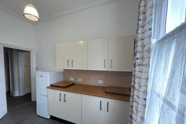 2 bed flat, Sydenham Villas Road, City Centre, Cheltenham, GL526DZ - Image 2