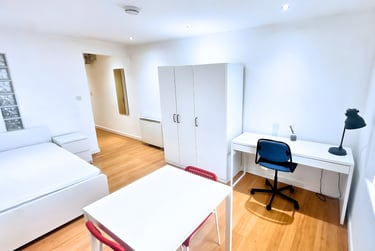 1 bed studio, Central Park Avenue, North Hill, Plymouth, PL46NE - Image 1