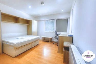 1 bed studio, Central Park Avenue, North Hill, Plymouth, PL46NE - Image 1