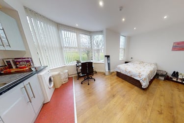 1 bed studio, Victoria Park Road, Clarendon Park, Leicester, LE21XF - Image 1
