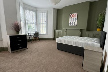 5 bed house, Chaddlewood Avenue, Lipson, Plymouth, PL48RF - Image 1