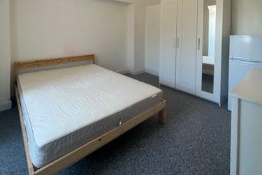 6 bed house, Gunnersbury Avenue, Acton, London, W38LD - Image 2
