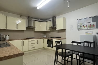 6 bed house, Gunnersbury Avenue, Acton, London, W38LD - Image 1