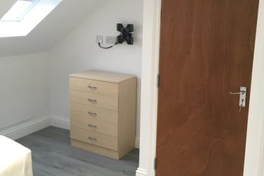 1 bed studio, Aintree Crescent, Barkingside, London, IG62HD - Image 3