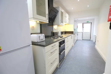 1 bed studio, Aintree Crescent, Barkingside, London, IG62HD - Image 10