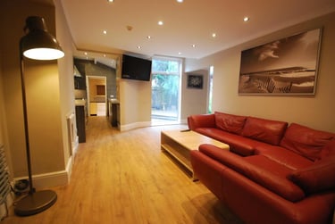 8 bed house, Ashlyn Grove, Fallowfield, Manchester, M146YG - Image 1