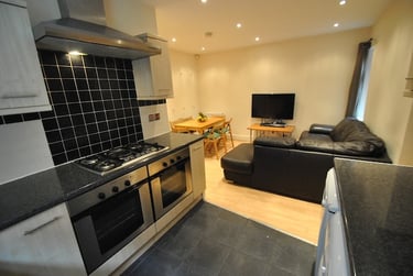 6 bed house, School Grove, Withington, Manchester, M204RT - Image 1