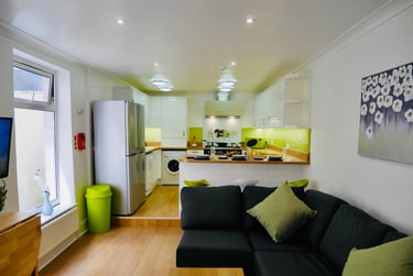 7 bed house, Hill park crescent, North hill, Plymouth, PL48JW - Image 2