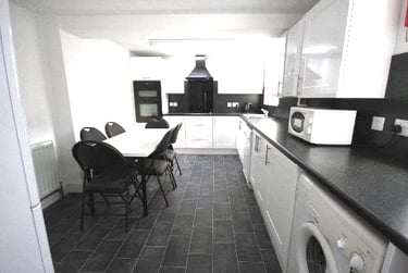 6 bed house, Alexandra Road, Mutley, Plymouth, PL47JT - Image 1
